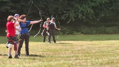 Recurveschützen schießen auf einer offenen Wiese bei der DM Feldbogen 2026
