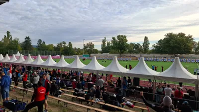 Zelte, Zuschauer und die lange Schießlinie der Deutschen Meisterschaft in Wiesbaden.