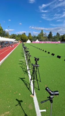 Eine Reihe von Spektiven steht zwischen Laufbahn und Bogensportfeld in Wiesbaden.
