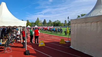 Blick zwischen zwei weißen Zelten auf die Schießlinie und das Bogensportfeld in Wiesbaden.
