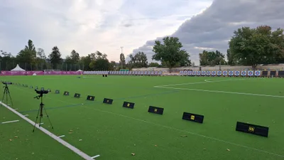 Die Scheiben der Deutschen Meisterschaft stehen in langer Reihe am Rand des Wettkampffelds.