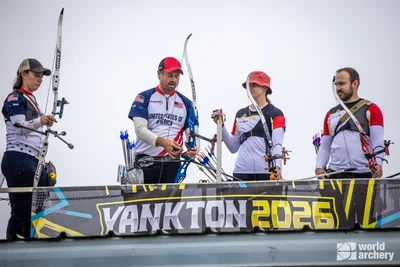 Casey Kaufhold, Brady Ellison, Svenja Herrmann und Florian Unruh stehen beim Mixed-Bronzematch auf der Plattform.