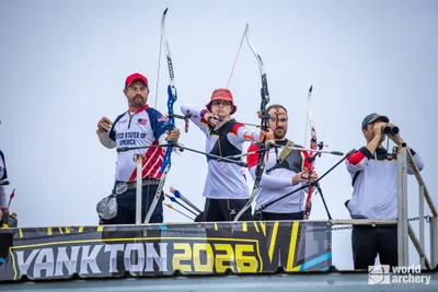 Svenja Herrmann schießt im Mixed-Bronzematch neben Brady Ellison und Florian Unruh.