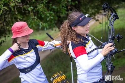 Svenja Herrmann steht mit einer Teamkollegin im Feldbogenparcours von Yankton.