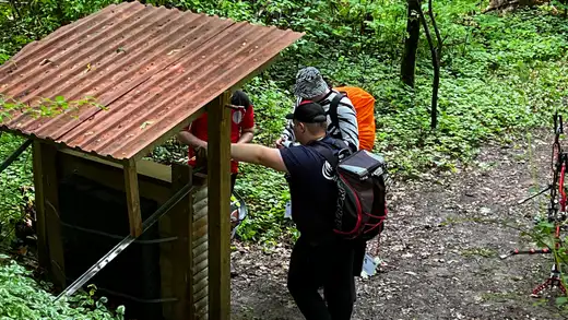 Teilnehmer am Feldbogen-Wettkampf in Wolfsburg, die sich an einer Station orientieren.