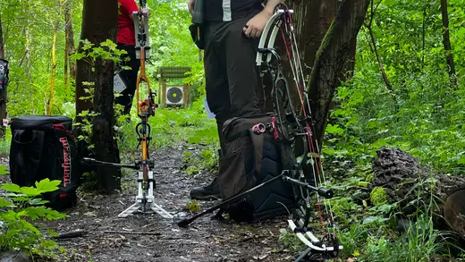 Bögen und Taschen stehen am Waldrand neben einem Ziel auf dem Parcours der Landesmeisterschaft Feldbogen 2026.