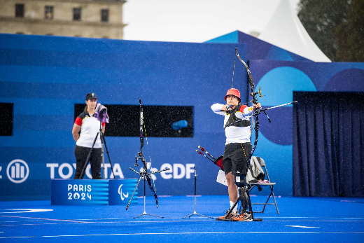 Flora Kliem schießt bei den Paralympics 2024 in Paris mit dem Recurvebogen