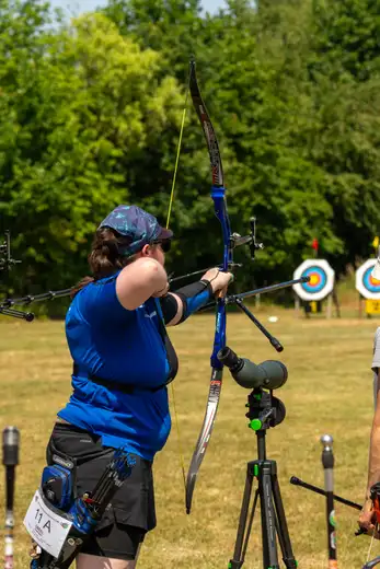 Schützin im Wettkampf bei der Landesmeisterschaft WA im Freien, konzentriert auf das Ziel gerichtet.