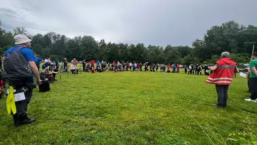 Eine Gruppe von Bogenschützen steht auf einer Wiese, bereit für die Landesmeisterschaft Feldbogen in Wolfsburg.