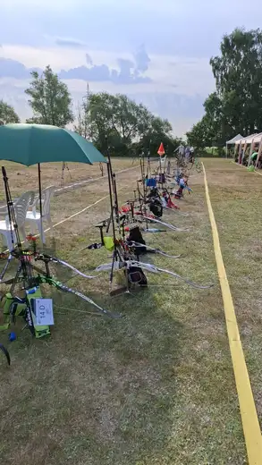 Aufgestellte Bögen und Zubehör am Rand des Bogensport-Geländes bei der Landesmeisterschaft WA im Freien.