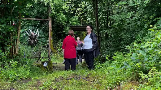 Teilnehmerinnen stehen vor einem Spinnen-Ziel bei der Landesmeisterschaft Feldbogen 2026 in Wolfsburg.