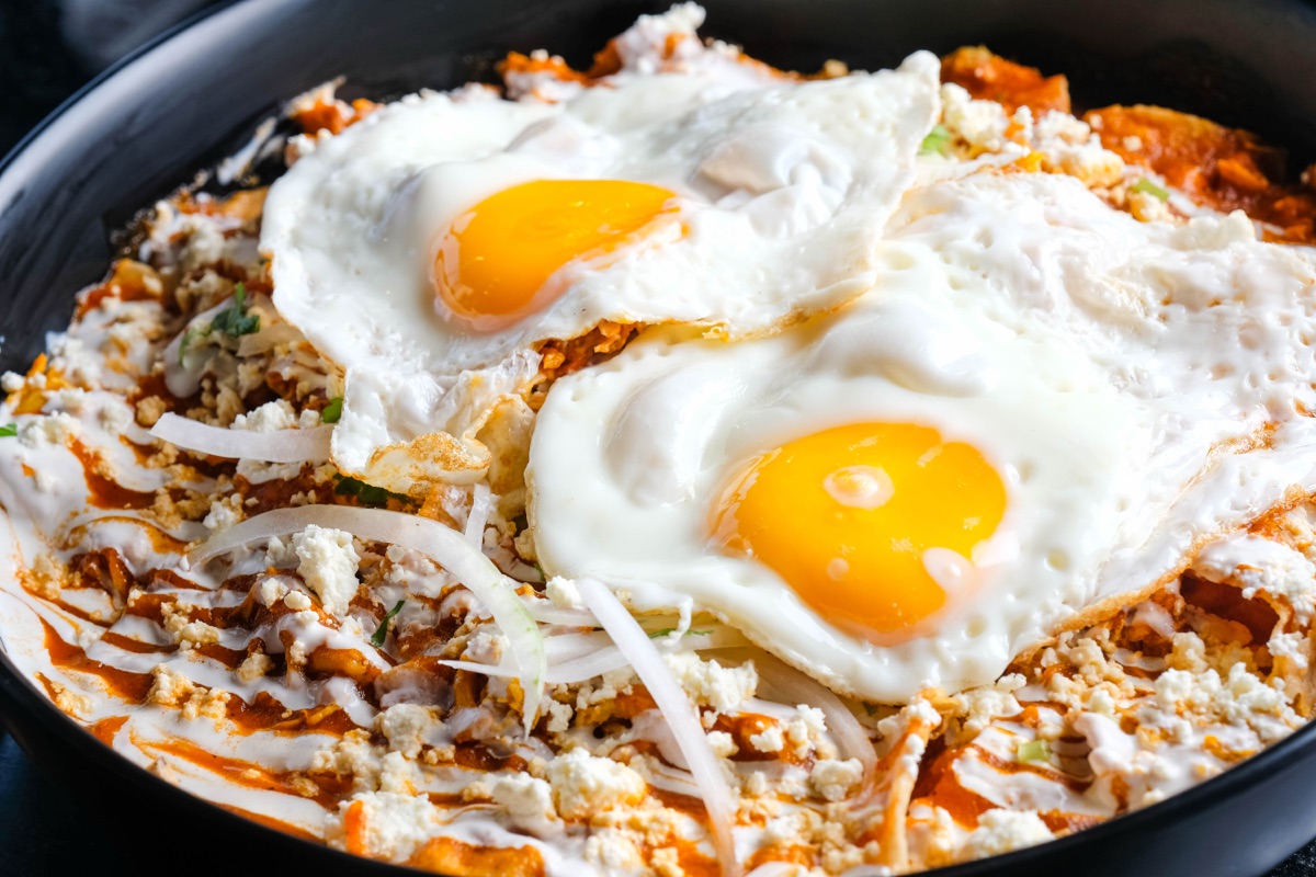 Chilaquiles con huevo y pollo