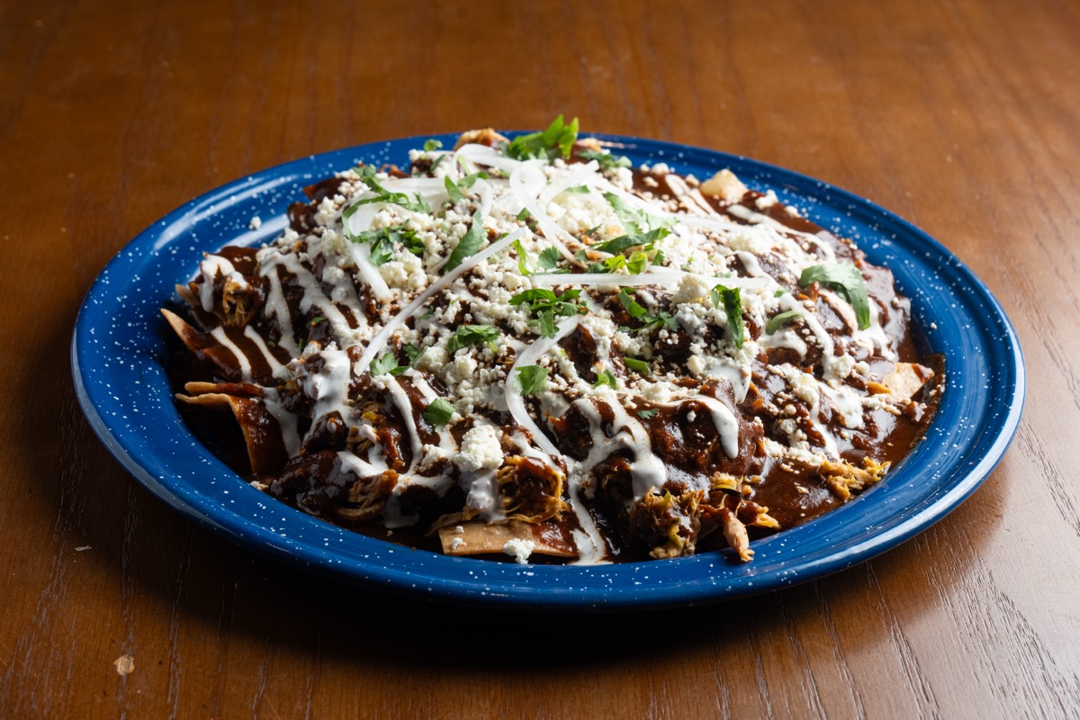 Chilaquiles con mole y pollo