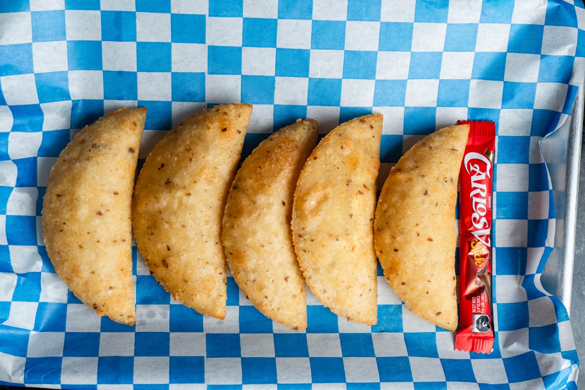 mini empanadas de pollo o queso