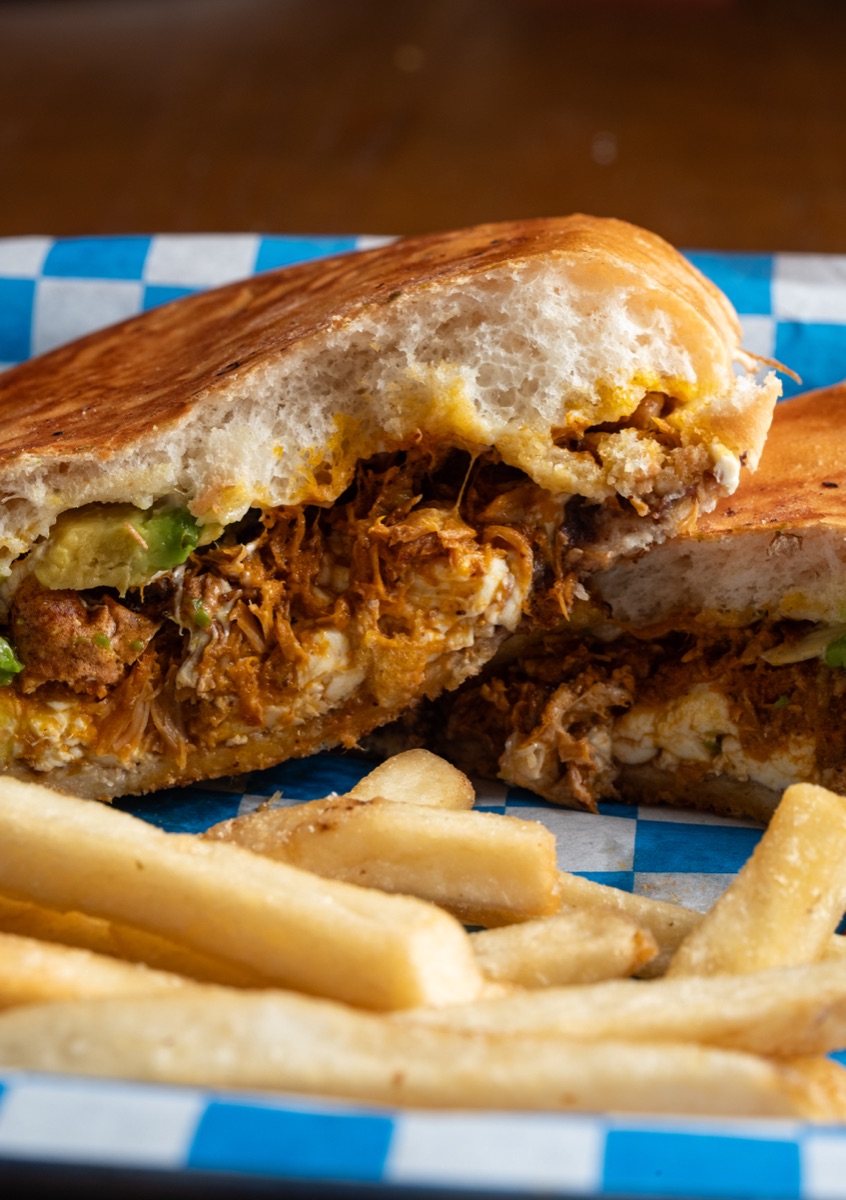 Torta de cochinita con queso