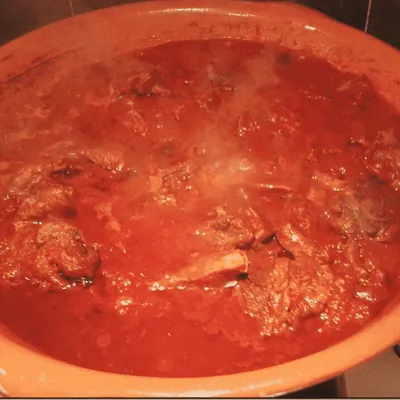 Agnello al sugo alla siciliana: il piatto pasquale ricco di sapori autentici