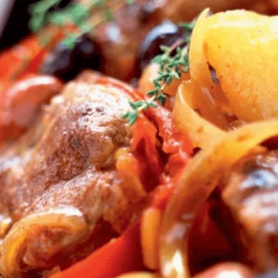 Agnello in umido con patate, un delizioso piatto della tradizione siciliana