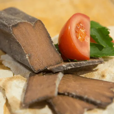 Antipasto di bottarga di tonno: eleganza e gusto dal mare di Sicilia