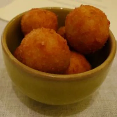 Arancine di riso in bianco: croccanti fuori, cremose dentro