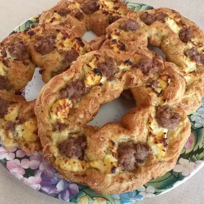 Cucciḍḍatu scaniatu di Scicli con salsiccia: la focaccia rustica del ragusano