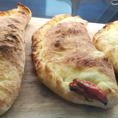 Cuḍḍuruni di Lentini con cipolle: la focaccia siracusana dal cuore dolce e saporito