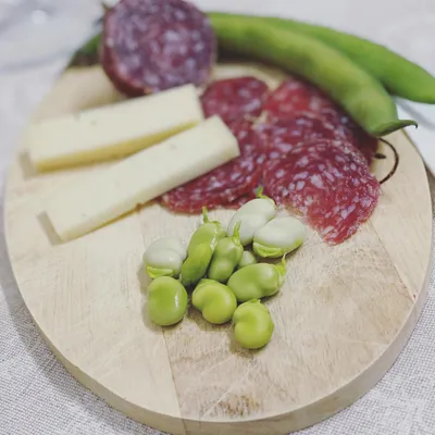 Fave fresche con pecorino e salame: un antipasto rustico e saporito
