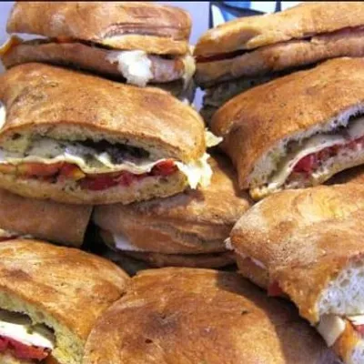 Focaccia condita siciliana: Un antipasto tradizionale e gustoso