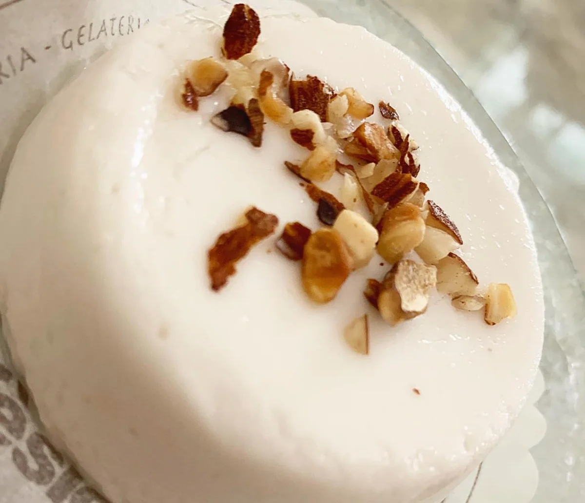 Gelo di mandorle o biancomangiare