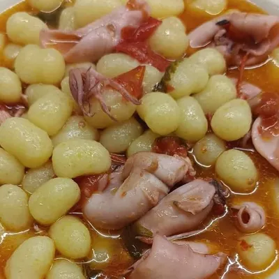 Gnocchetti con calamaretti: Un viaggio di sapori dal mare alla tavola