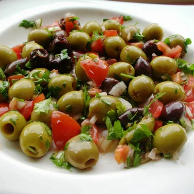 Insalata di olive e pomodorini: Un tuffo nei sapori mediterranei