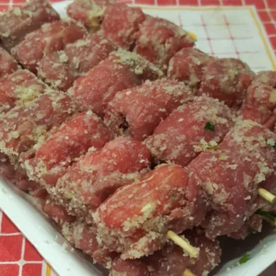 Involtini arrostiti alla messinese, una delizia siciliana alla brace