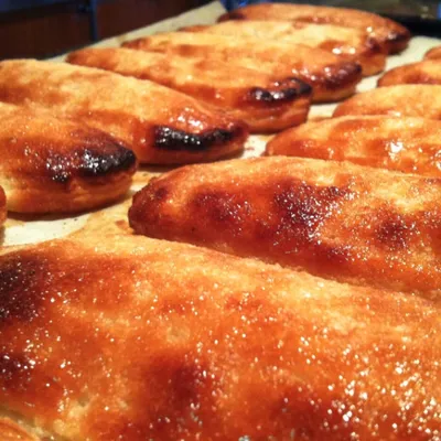 Lingue di bue siciliane: Delizie di pasta frolla con crema pasticcera