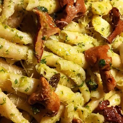 Maccheroni con pesto di prezzemolo e funghi: Sinfonia autunnale