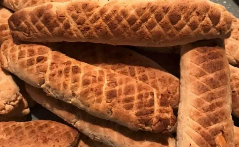 Mustazzoli di Erice su piatto in ceramica siciliana con vino dolce