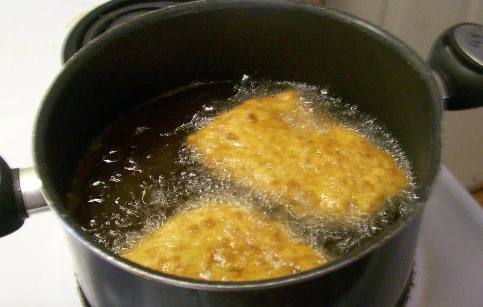 Pane fritto alla siciliana dorato e croccante servito su piatto in ceramica siciliana