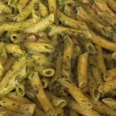 Pasta col pesto di spinaci, ricotta e pancetta