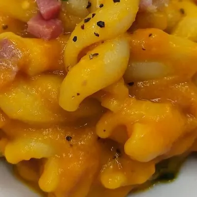 Pasta con crema di zucca e pancetta: un comfort food siciliano