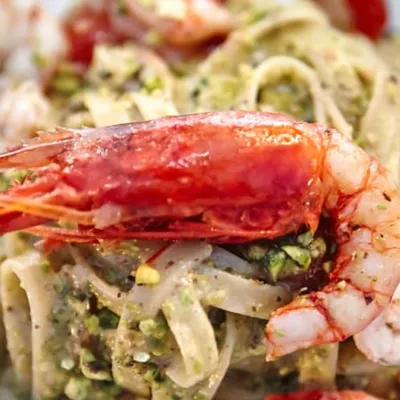 Pasta con gamberi e pistacchio di Bronte: il mare e la terra di Sicilia in un piatto