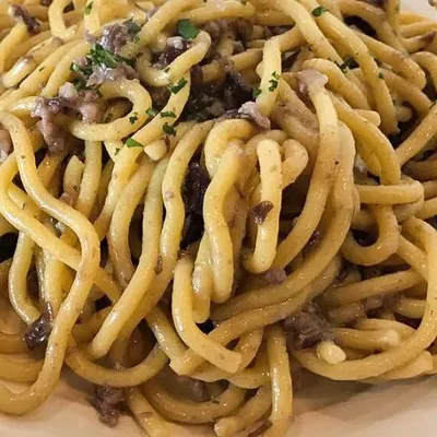 Pasta con radicchio e salsiccia: un primo dal cuore siciliano