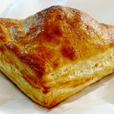 Paté catanesi con prosciutto e mozzarella: Un classico della tradizione etnea