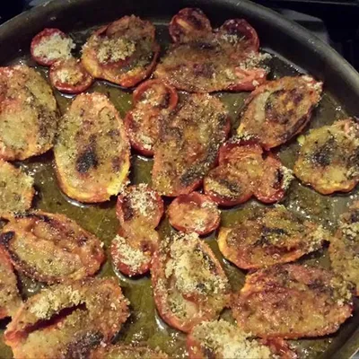 Pomodori alla griglia con pangrattato: Un antipasto estivo perfetto