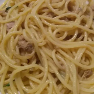 Spaghetti al tonno, limone e prezzemolo: Un'esplosione di freschezza siciliana