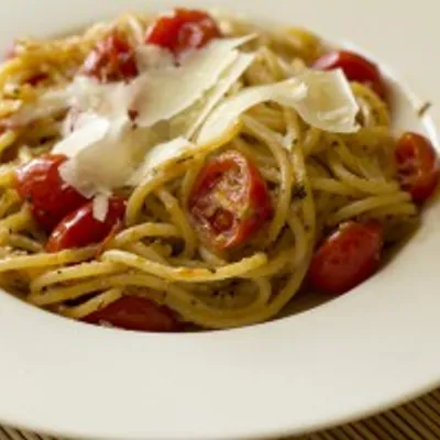 Spaghetti con acciughe e pomodorini: Un trionfo di sapore estivo