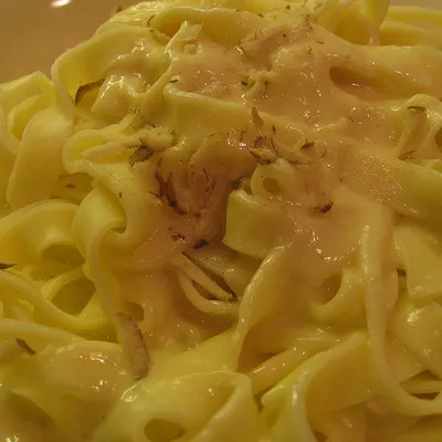 Tagliatelle con crema di cipolle, un primo piatto veloce e gustoso