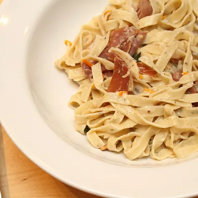 Tagliatelle con ricotta, prosciutto e arance: Un'esplosione di sapori mediterranei