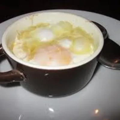 Uova al tegamino con mozzarella, una delizia filante per ogni occasione