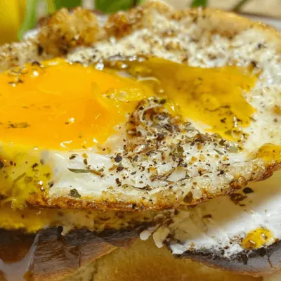 Uova su canapè di ricotta: un antipasto raffinato e saporito