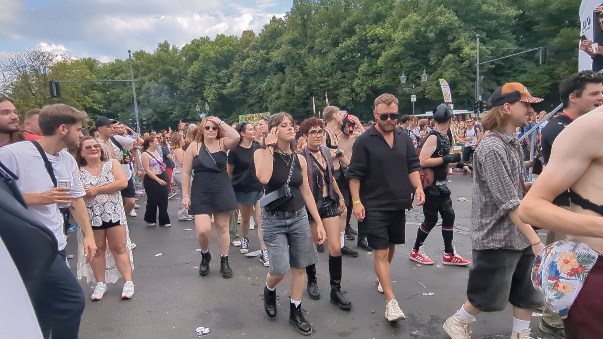 Floats verbinden Soundsystem, DJ-Booth und Demonstrationsblock in einer mobilen Struktur. Credit: C.Suthorn, CC BY-SA 4.0, via Wikimedia Commons.
