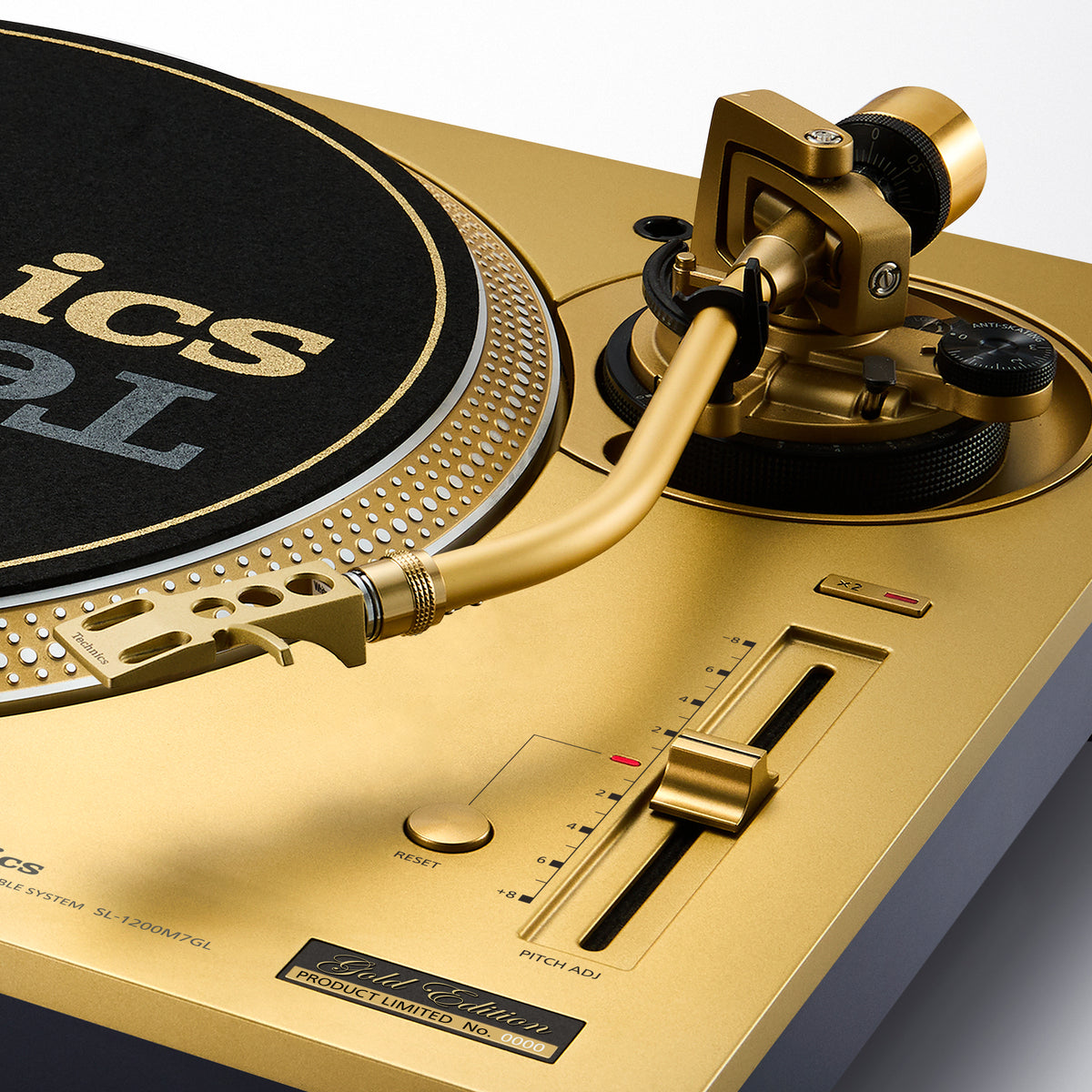 Gold-Finish bis ins Detail: Tonarm, Pitch-Bereich und Seriennummer der Jubiläumsausgabe. Credit: Technics / Panasonic.