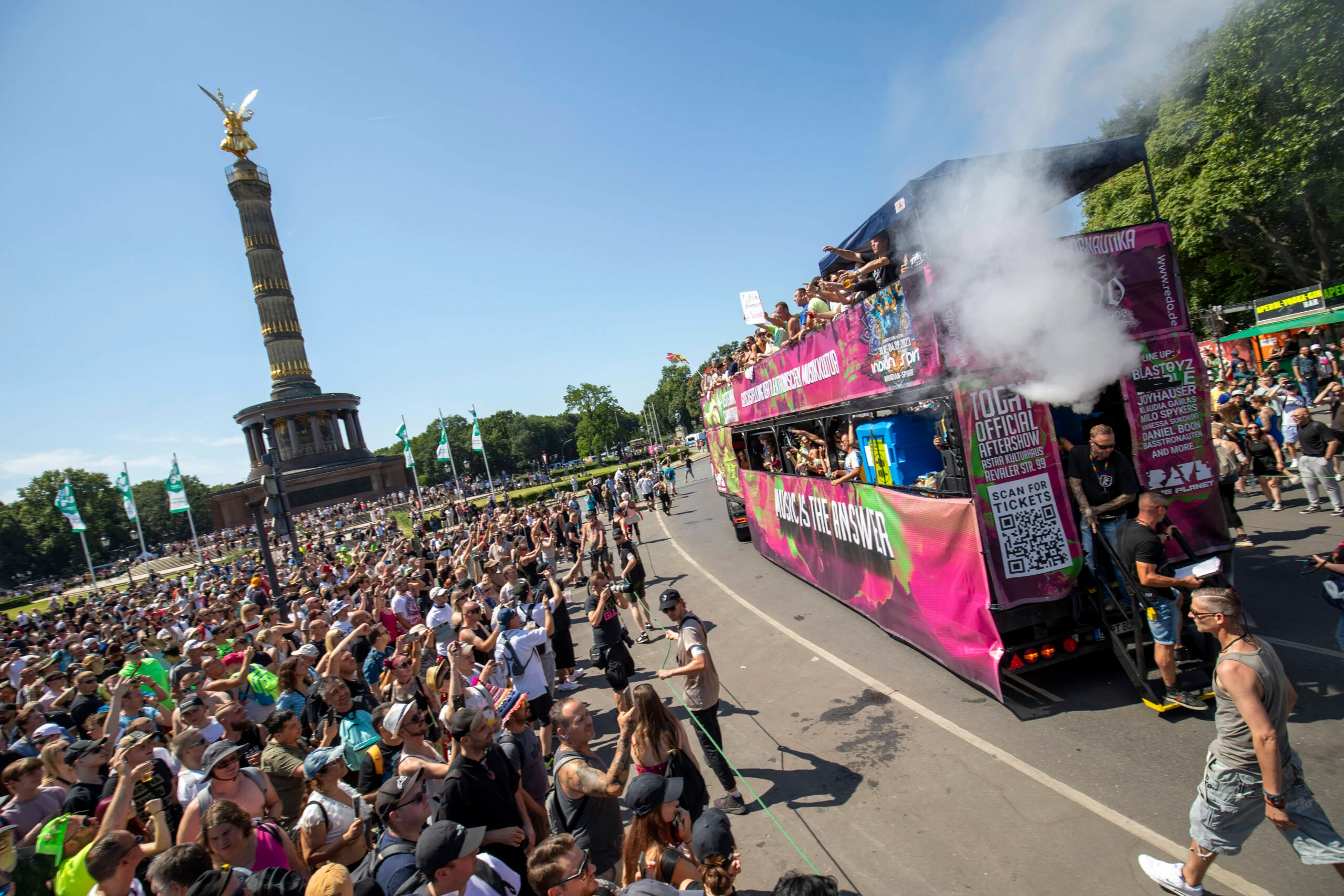 DJ spielt in einem kleinen Berliner Club vor dichtem Publikum unter grünem Licht.